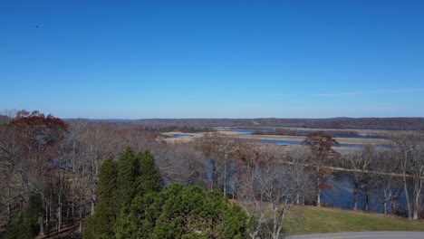 Ascending-Reveal-Shot-Of-Cumberland-River-Near-Fort-Donelson-In-Dover,-Tennessee-On-A-Sunny-Day-In-Autumn