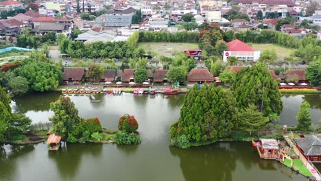 Antenne-Des-Schwimmenden-Marktes-Lembang-Mit-Booten-Im-See-In-Bandung-Indonesien-Bei-Sonnenuntergang