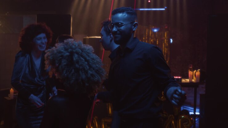 Folk, der danser og fester på en natklub