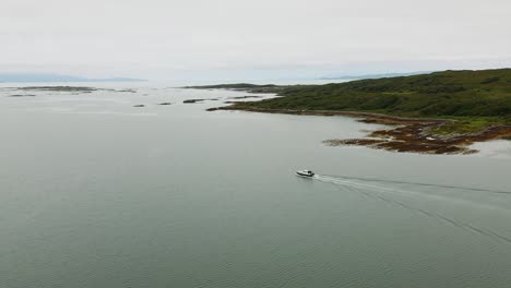 Panorámica-Aérea-De-4k-Alrededor-Del-Barco-Que-Sale-Del-Puerto-De-Arisaig-En-La-Costa-Oeste-Escocesa