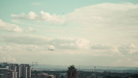 increíble disparo sobre la ciudad, avión volando sobre israel tel aviv, fue disparado desde el techo, medio oriente, nubes de surf coloridas, hora de oro, paisaje urbano, video sony 4k