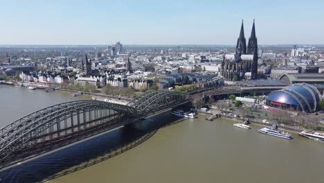 catedral de colonia, cúpula musical y puente ferroviario en un paisaje fluvial aéreo de la ciudad de colonia, alemania