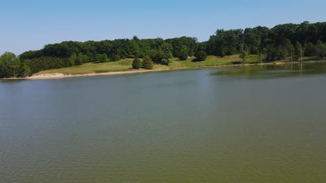 Vorwärtsdrängen-Auf-Eine-Ente,-Die-Auf-Ruhigem-Wasser-Ruht