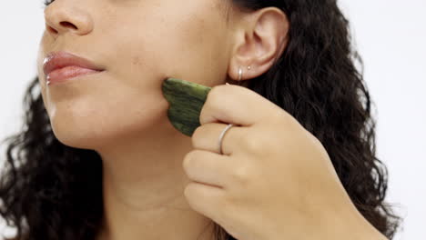 Cuidado-De-La-Piel,-Facial-Y-Belleza-Por-Mujer-Usando-Jade