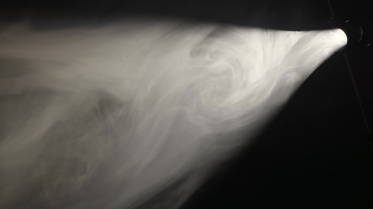 검은색 배경에 연기가 있는 플래드라이트, 빛의 원천, 콘서트 조명, 무대 스포트라이트, 스포트 라이트에  연기가 떠다니고