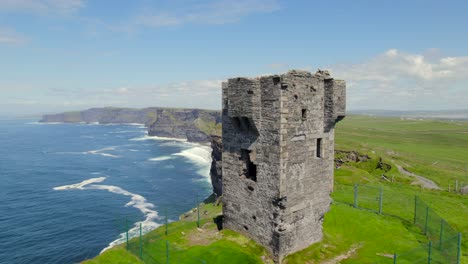 Luftaufnahmen-Von-Den-Klippen-Von-Moher,-Während-Sie-Sich-Vom-Moher-Turm-Entfernen