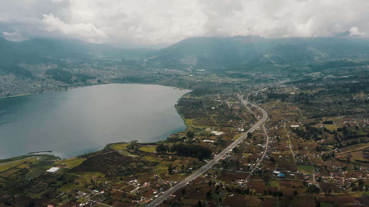 paisaje de otavalo con lago san pablo y estratovolcán imbabura en ecuador - panorámica aérea