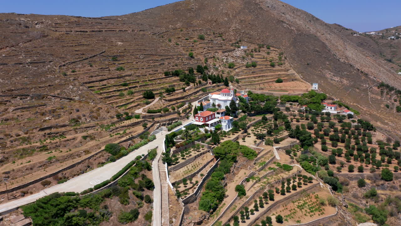 antena: toma panorámica lenta con drones del monasterio de santa bárbara en la ciudad de ermoupoli, en la isla de syros, grecia