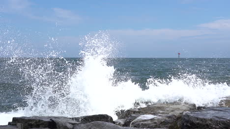 las olas del océano rompiendo sobre las rocas en la orilla