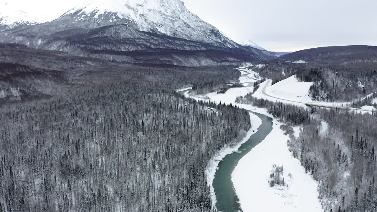 dron leci nad zamarzniętą rzeką alaska