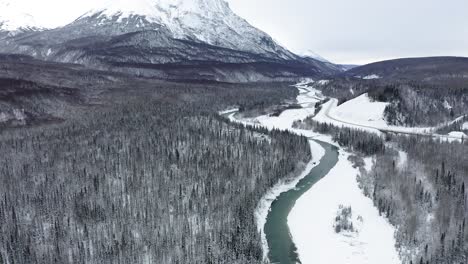 Drohne-Fliegt-über-Den-Zugefrorenen-Alaska-River