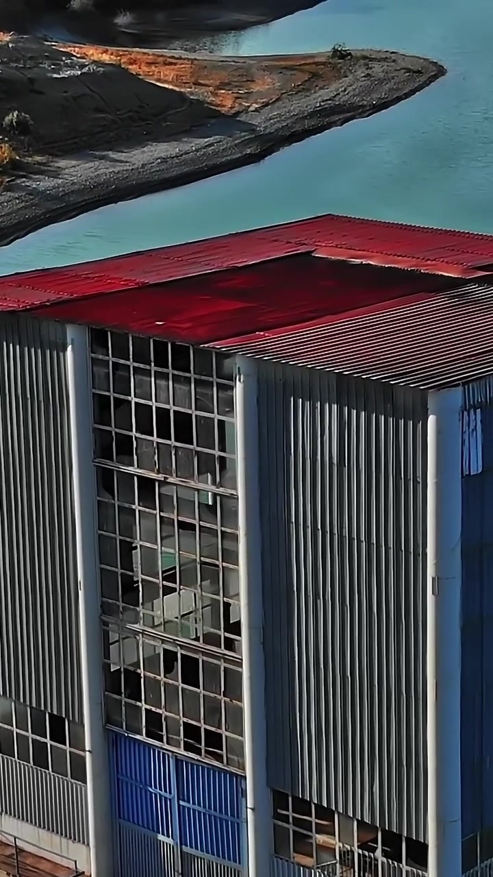 Vecchio edificio industriale vicino all'acqua in Georgia, regione del Caucaso