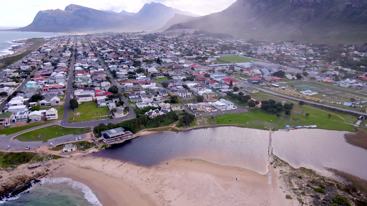산과 바다 사이에 자리잡은 해안 도시 클레인몬드의 해변과 호수