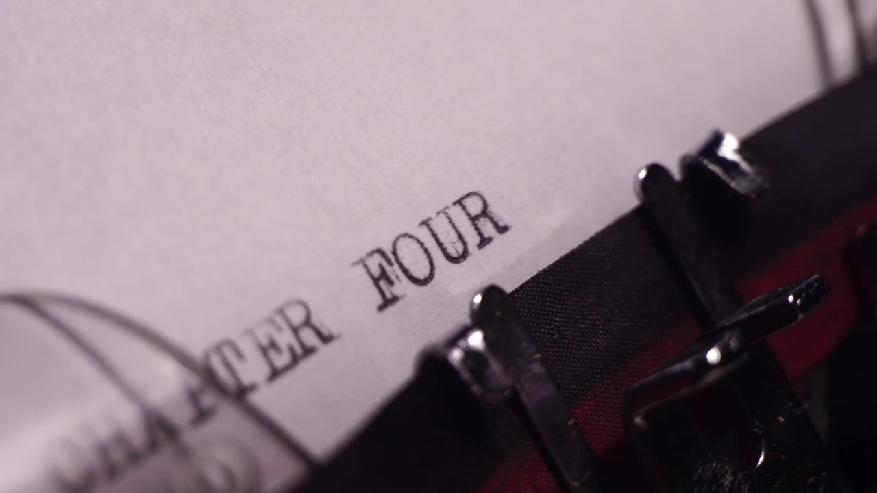 Capitolo quattro, Scrittura su macchina da scrivere vintage, Scrivere un libro o un romanzo, Macro primo piano.