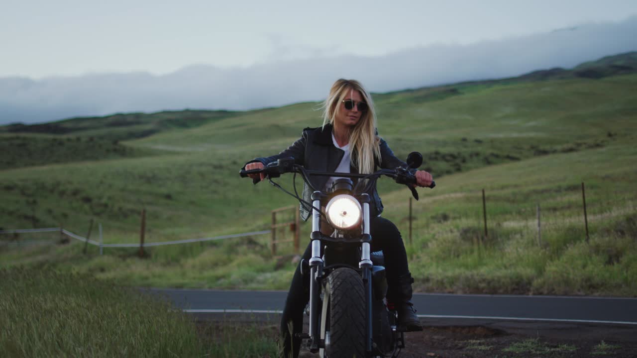 빈티지 모터사이클 을 타는 여자