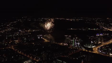 fuegos artificiales de la ciudad nocturna vista aérea