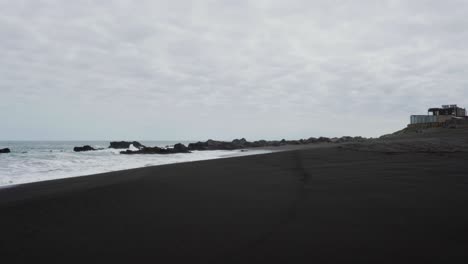 Panoramablick-Auf-Den-Strand-Von-Pichilemu-Mit-Seinem-Schwarzen-Sand-An-Einem-Bewölkten-Tag