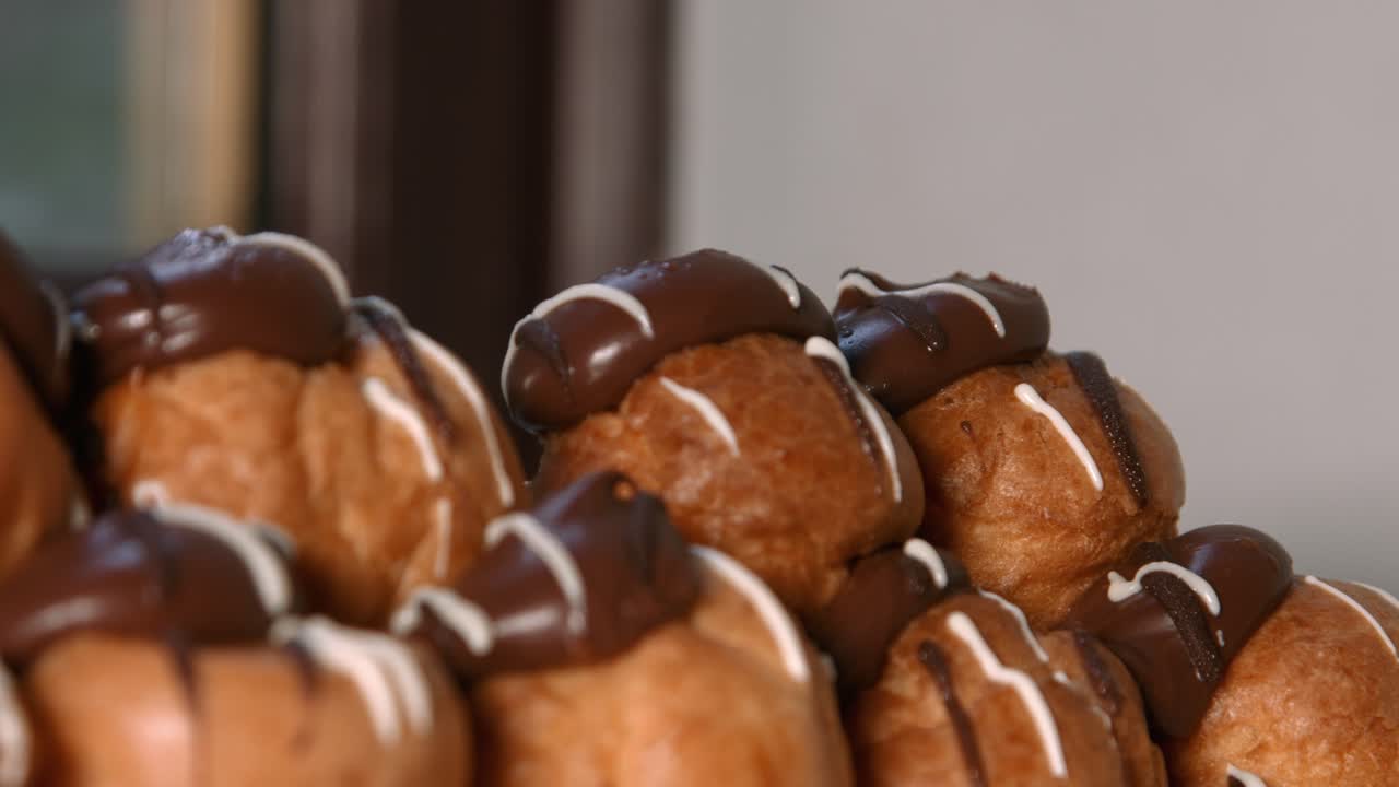 postre de torre profiteroles con relleno de crema batida de pastelería choux y parte superior de chocolate