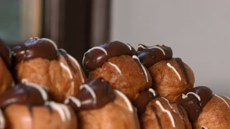 profiteroles turm dessert mit choux gebäck schlagsahne füllung und schokolade oben