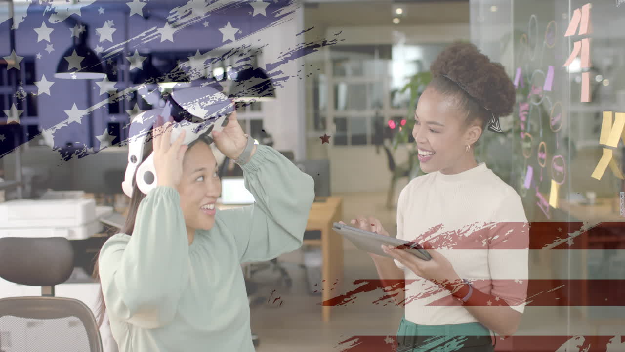 usando auriculares vr, mujer interactuando con su colega sobre la animación de la bandera estadounidense