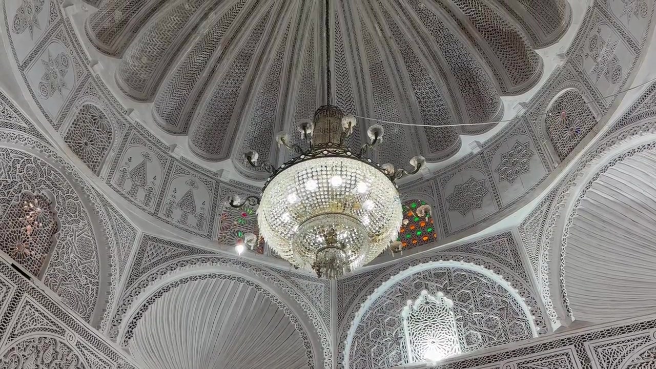 チュニジアのカイロアンにある、アブ・アル・バラウィのザウィヤまたは理髪師のモスクとしても知られるシディ・サヒブのザウィヤの、装飾的なドーム型天井とシャンデリア。