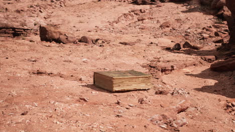 viejo libro en el desierto de red rock