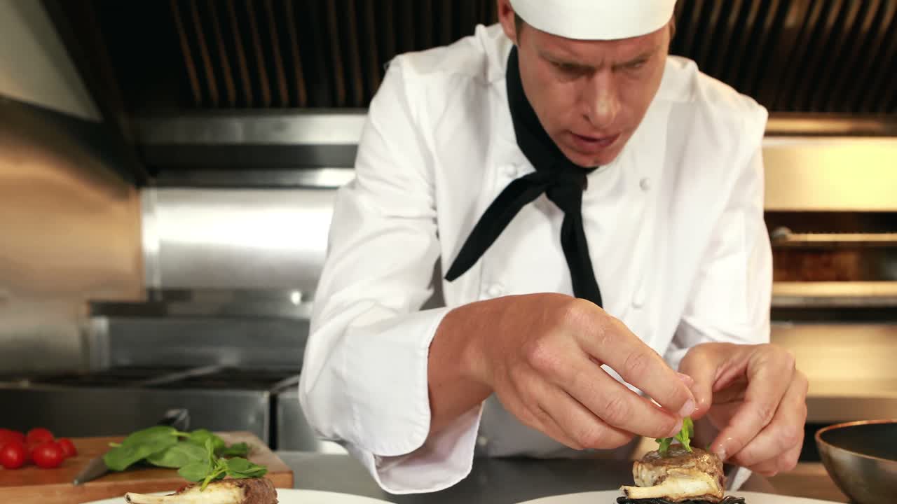 el jefe de cocina riguroso hace la presentación de los platos