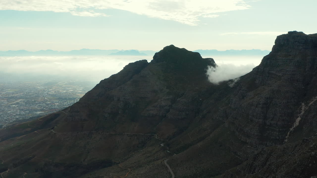 Paesaggio montano aspro di Devil's Peak a Table Mountain a Città del Capo, Sudafrica