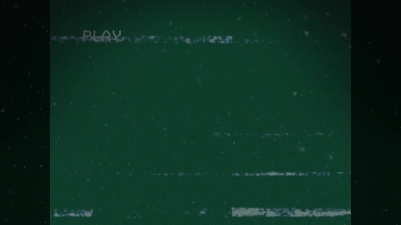 녹색 화면 위에 빨간 기하학적 모양의 애니메이션