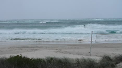 Wellen-Brechen-An-Einem-Australischen-Strand