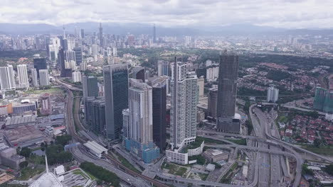 imágenes de drones de 4k bangsar sur con vista klcc en el fondo