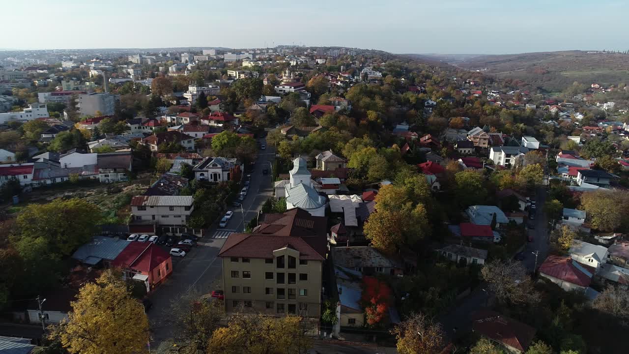 impresionante vista de drones de una ciudad con cautivadoras vistas a la montaña en el horizonte