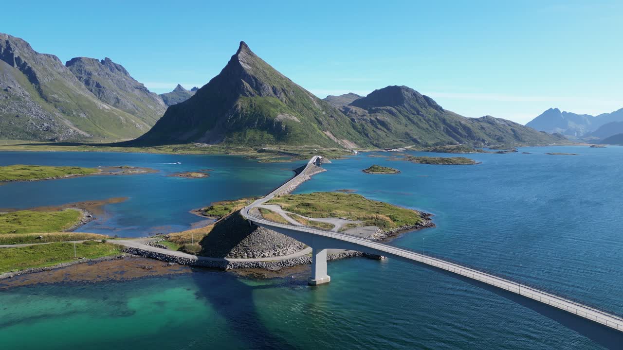 Ponte di Fredvang e strada panoramica delle Isole Lofoten in estate in Norvegia - Ripresa aerea