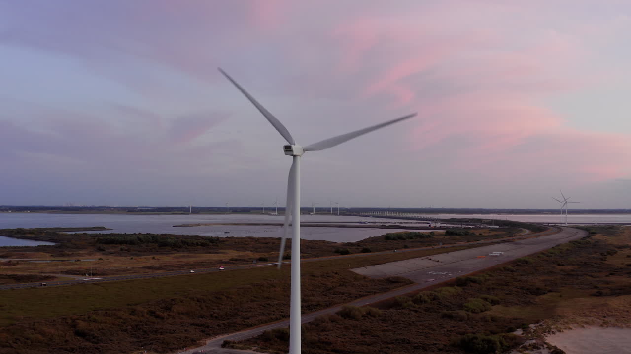네덜란드 닐체 잔스 섬의 일몰 동안 풍력 터빈
