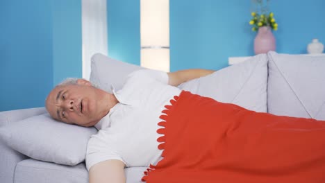 아픈 남편에게 물을 주는 여자. 충성심과 헌신.