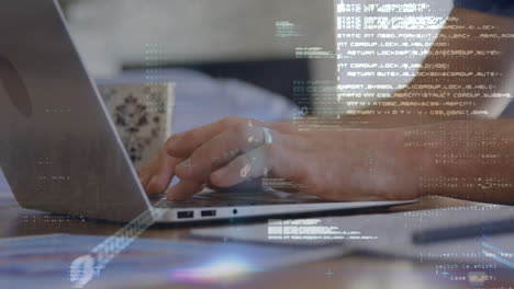 animación de procesamiento de datos sobre las manos de un hombre caucásico usando una computadora portátil
