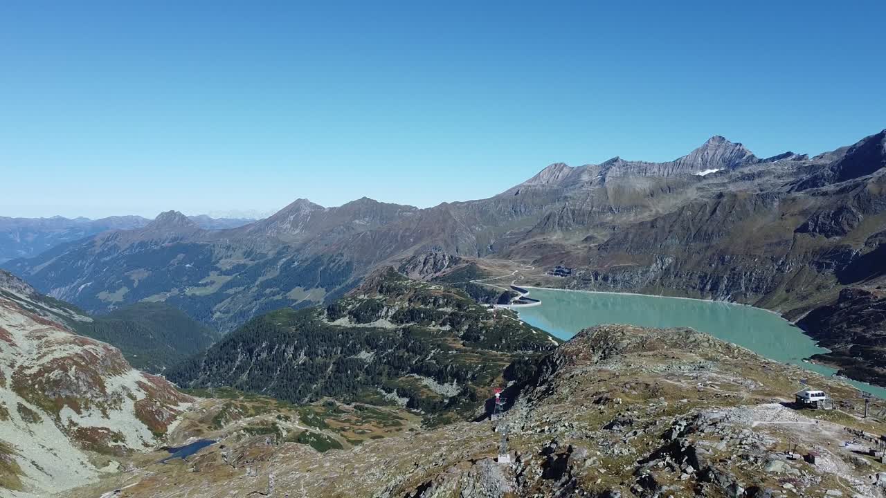 la presa de tauernmoossee en uttendorf, austria, está rodeada de muchas montañas con picos más altos de 3000 metros.