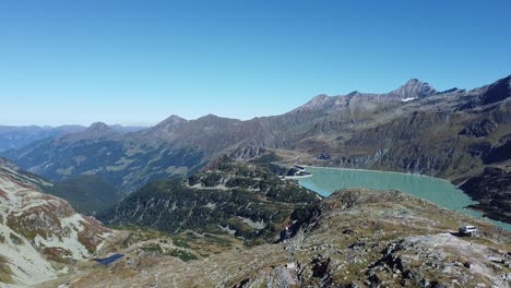 La-Presa-De-Tauernmoossee-En-Uttendorf,-Austria,-Está-Rodeada-De-Muchas-Montañas-Con-Picos-De-Más-De-3000-Metros.