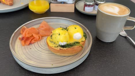desayuno en el hotel vida marina con salmón ahumado y huevos benedicto