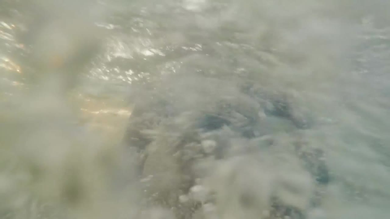 바다에서 수영하는 남성의 애니메이션