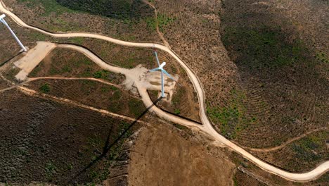 vista aérea de arriba hacia abajo de la turbina eólica que genera energía, paisaje montañoso en el norte de chile