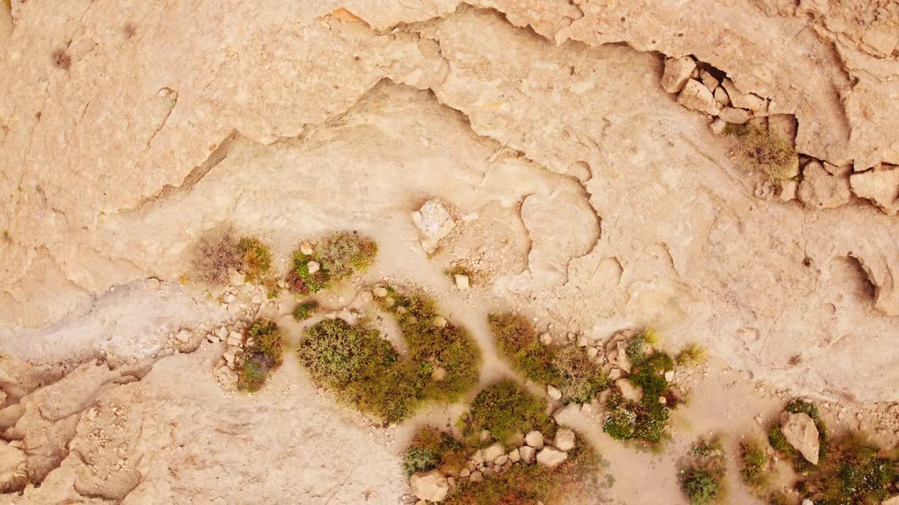 fotografía aérea de la formación rocosa volcánica en el arco de taja, tenerife