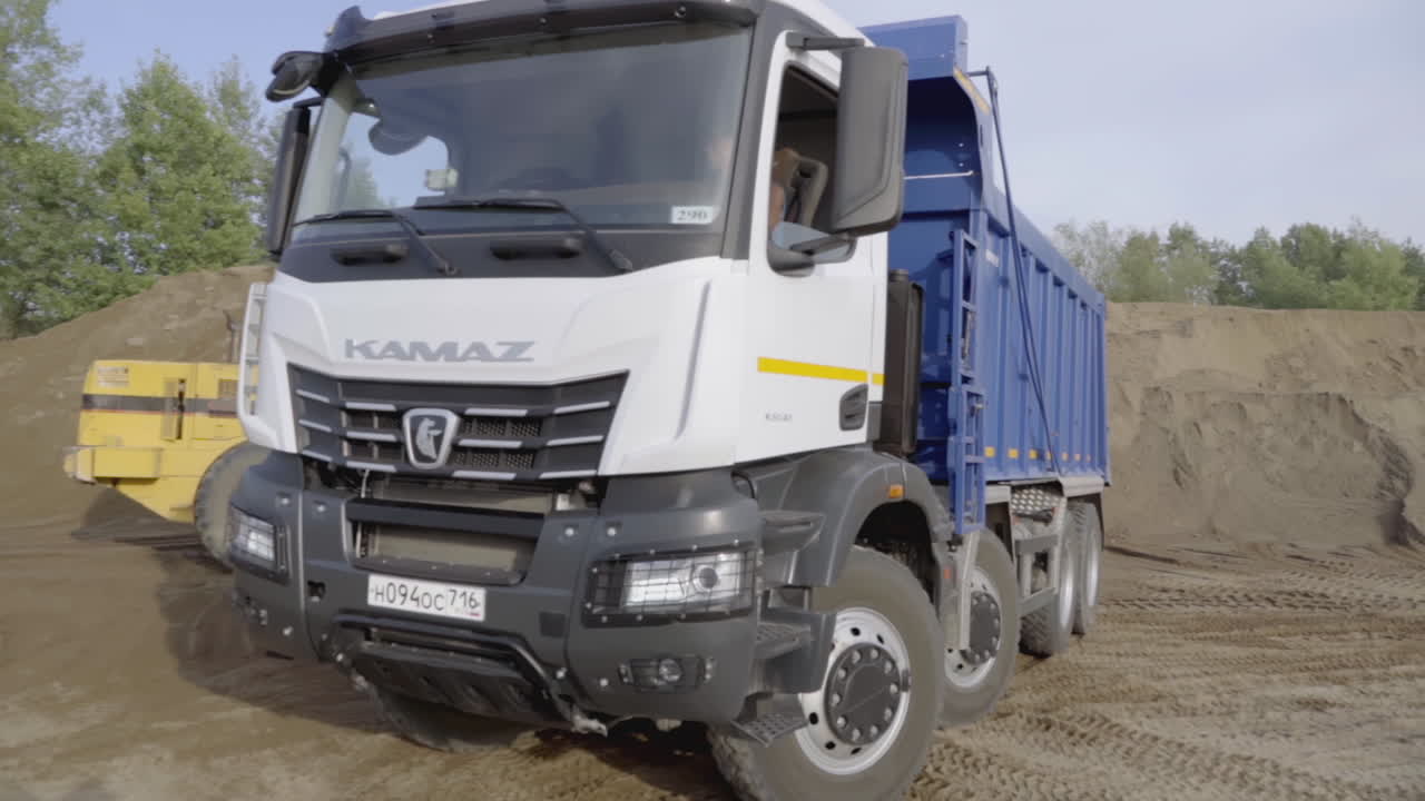 KamAZ Damperli Kamyon İnşaat Alanında