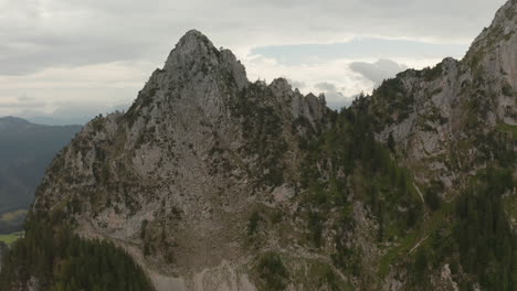 un dron acelerado disparó sobre la cresta de una montaña en suiza