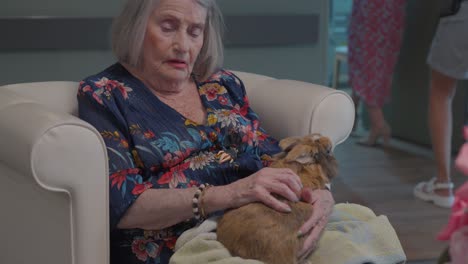 Grandmother-with-Pet-Therapy-in-French-retirement-Home