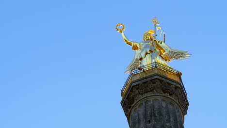 looking up at victory column