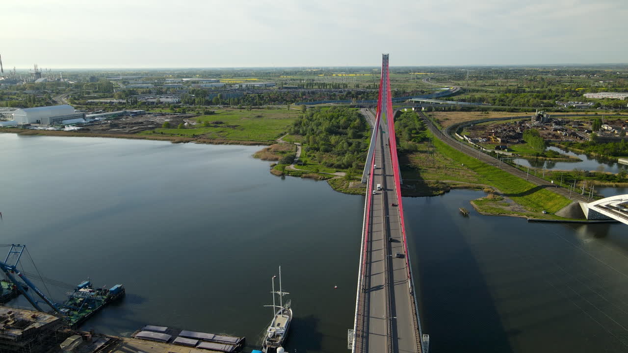 폴란드 그단스크에 있는 마르트와 비슬라 강의 잔잔한 물 위의 3천년 존 폴 2세 다리에서의 교통