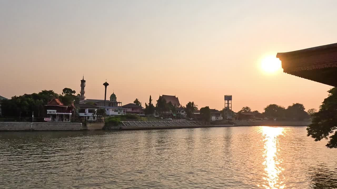 조용 한 강 장면 뒤 에 해 가 지는 것