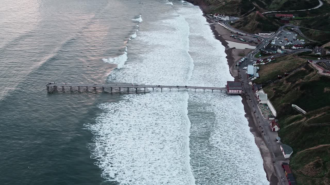 saltburn by the sea, imágenes aéreas, dji inspire 2 – clip 10, movimiento: salida del muelle