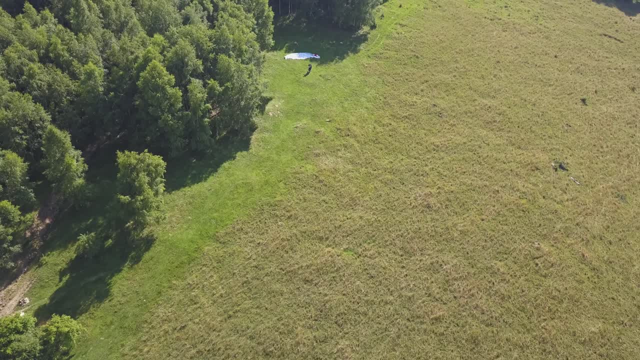 파라글라이더 가 비행 을 준비 하고 있다